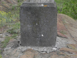 Scritte -Crux Spes Nostra Ave- alla base della croce in vetta al Belvedere Alto (33059 bytes)